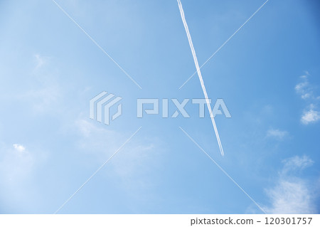 軌跡秋天的天空藍天陽光明媚的旅行形象 120301757