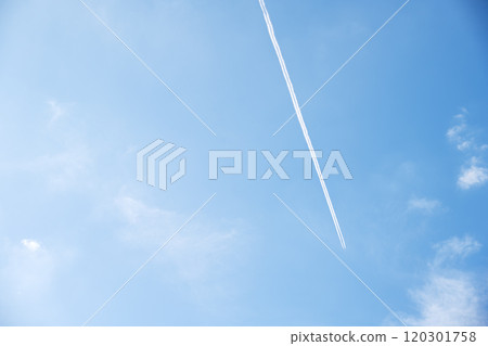 軌跡秋天的天空藍天陽光明媚的旅行形象 120301758