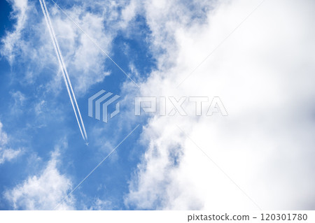軌跡秋天的天空藍天陽光明媚的旅行形象 軌跡秋天的天空藍天陽光明媚的旅行形象 120301780
