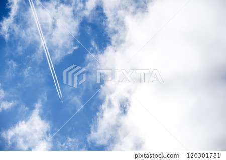 軌跡秋天的天空藍天陽光明媚的旅行形象 軌跡秋天的天空藍天陽光明媚的旅行形象 120301781