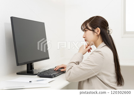 Woman worried about desk work 120302600