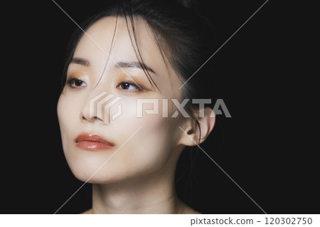黑色背景的年輕女子美女肖像 120302750