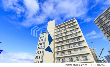 與新建的辦公樓的城市景觀 與新建的辦公樓的城市景觀 120302829