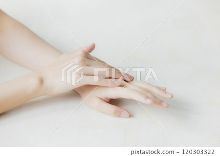 做手部護理的女人 120303322