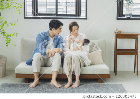 年輕家庭、父母與孩子、孩子、客廳 120303475