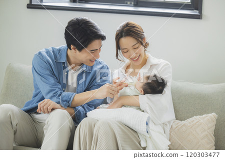 年輕家庭、父母與孩子、孩子、客廳 120303477