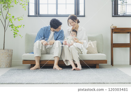年輕家庭、父母與孩子、孩子、客廳 年輕家庭、父母與孩子、孩子、客廳 120303481