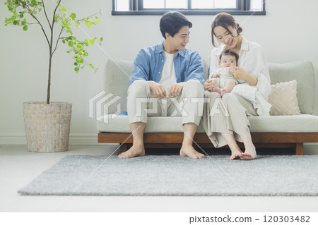 年輕家庭、父母與孩子、孩子、客廳 年輕家庭、父母與孩子、孩子、客廳 120303482