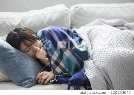 冬天客廳裡的女人身體不適 120303645