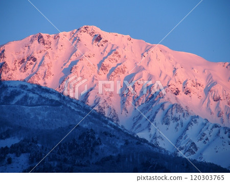 Winter morning glow on Mount Shirouma in the Northern Alps Winter morning glow on Mount Shirouma in the Northern Alps 120303765