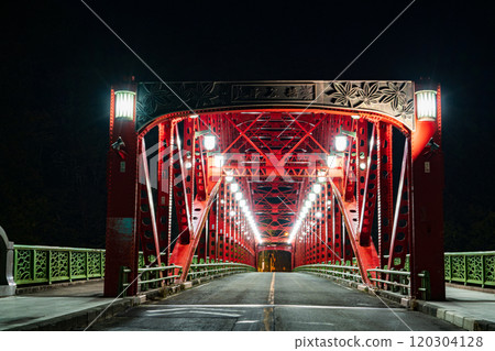 奧多摩湖上的紅色峰谷橋 120304128