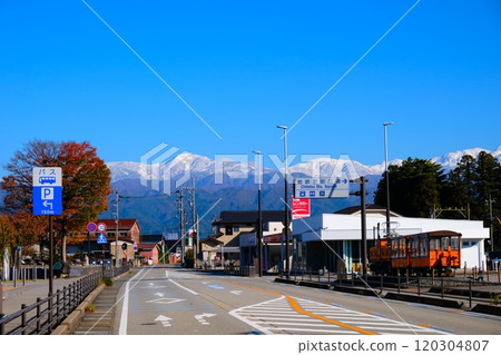 從北陸新幹線黑部宇奈月溫泉站眺望白雪皚皚的立山連峰 從北陸新幹線黑部宇奈月溫泉站眺望白雪皚皚的立山連峰 120304807