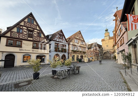 The longed-for fairyland: the medieval world of Rothenburg The longed-for fairyland: the medieval world of Rothenburg 120304912