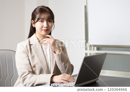 A woman who desks at the office A woman who desks at the office 120304948
