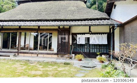 Old house with a thatched roof Old house with a thatched roof 120306149