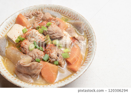 豆腐、胡蘿蔔、蘿蔔和蒟蒻燉內臟 120306294
