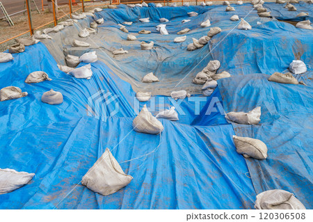 挖掘現場覆蓋著藍色的布 120306508