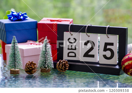 25th December table calendar with Christmas trees decoration. Christmas celebration and thank concept. 120309338