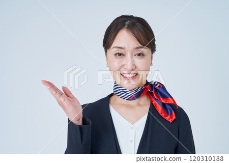 一個穿著西裝的女人冒充嚮導 120310188