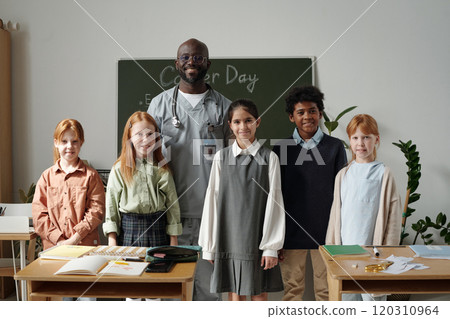 Doctor and intercultural schoolkids 120310964
