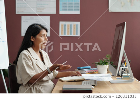 Teacher talking to online student Teacher talking to online student 120311035