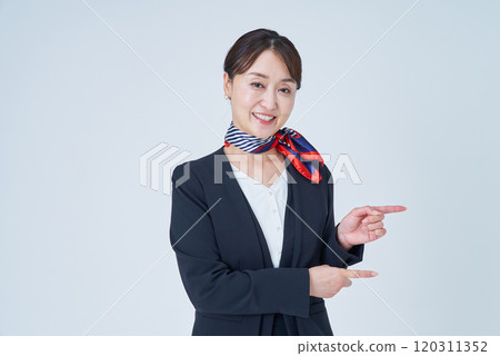 穿著西裝的女人做指向姿勢 120311352