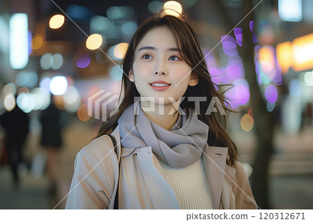 一個擁有令人印象深刻的冬季夜景和消音器的女人 120312671