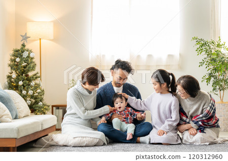三代家庭的聖誕節 120312960