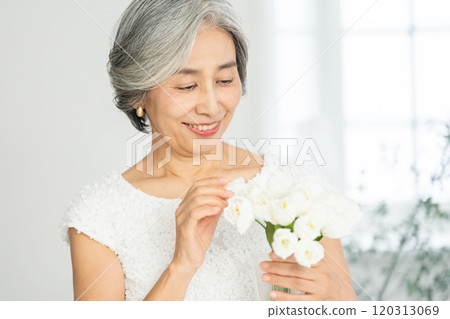 有花的微笑的資深婦女 120313069