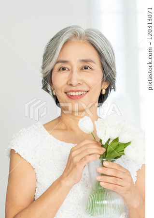 有花的微笑的資深婦女 120313071