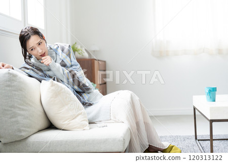 A young woman who is sensitive to the cold, feeling unwell 120313122