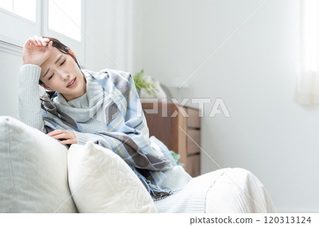 A young woman who is sensitive to the cold, feeling unwell A young woman who is sensitive to the cold, feeling unwell 120313124