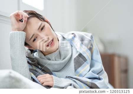 一位對寒冷敏感且感覺不舒服的年輕女性。 120313125