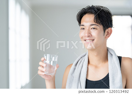 年輕人喝水，男人美容 120313492