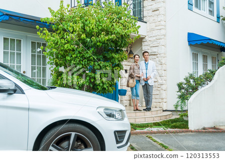 Senior couple car house 120313553