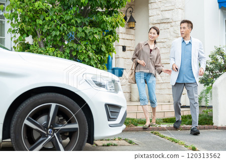 高級夫婦開車 120313562