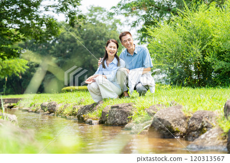 Senior couple traveling 120313567