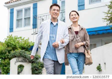 擁抱與微笑的資深夫婦 120313577