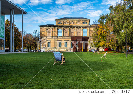 Old Pinakothek museum with the abstract sculpture Buscando la Lu 120313817