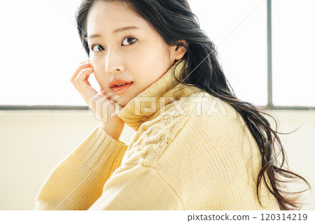 穿著象牙色針織衫、眼睛明亮的可愛女人 120314219
