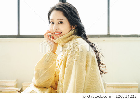 一個可愛的女人，睜大眼睛，穿著厚針織衫 120314222