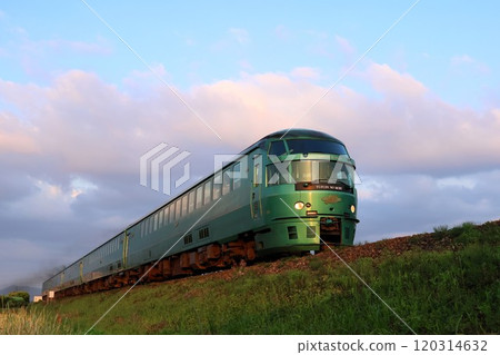 [JR Kyushu] Evening Kiha 72 Series Limited Express "Yufuin no Mori" (Kyudai Main Line: Chikugo Yoshii - Tanushimaru) 120314632