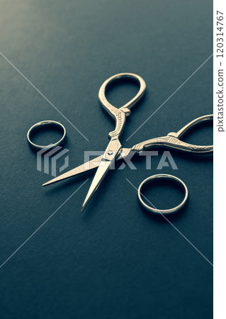 Wedding rings and scissors: Image of divorce or breakup Wedding rings and scissors: Image of divorce or breakup 120314767