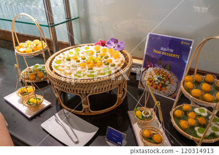 休息室的一部分擺滿了色彩繽紛的泰式甜點 休息室的一部分擺滿了色彩繽紛的泰式甜點 120314913