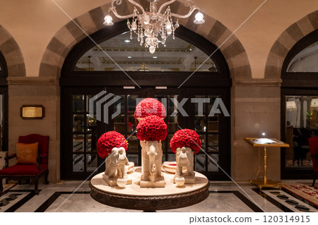 有紅玫瑰和大象雕塑的豪華印度酒店大廳 120314915