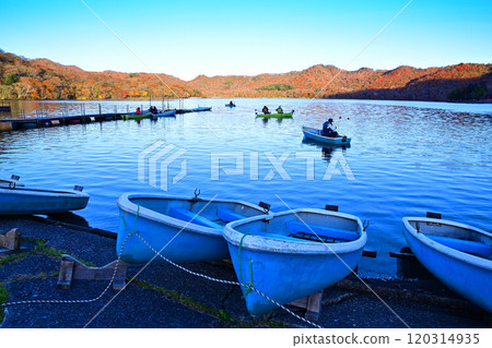 Autumn scenery along Lake Onuma, Akagi, as the leaves change color 120314935