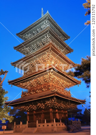 [Kagawa Prefecture] Zentsuji Temple, the 75th temple of the Shikoku Pilgrimage (illuminated five-story pagoda) 120315792