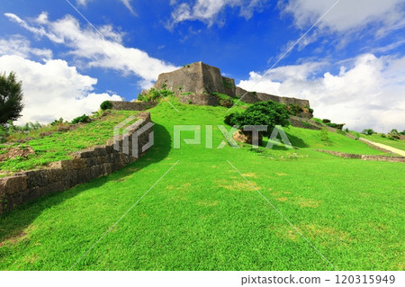 [Okinawa Prefecture] Katsuren Castle ruins (San no Kuruwa) on a clear day 120315949