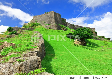 [Okinawa Prefecture] Katsuren Castle ruins (San no Kuruwa) on a clear day 120315954