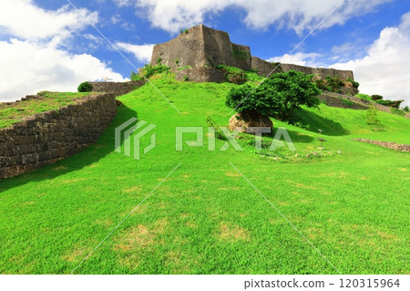[Okinawa Prefecture] Katsuren Castle ruins (San no Kuruwa) on a clear day 120315964